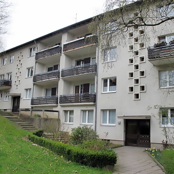 Renovierungsbedürftiges Mehrfamilienhaus