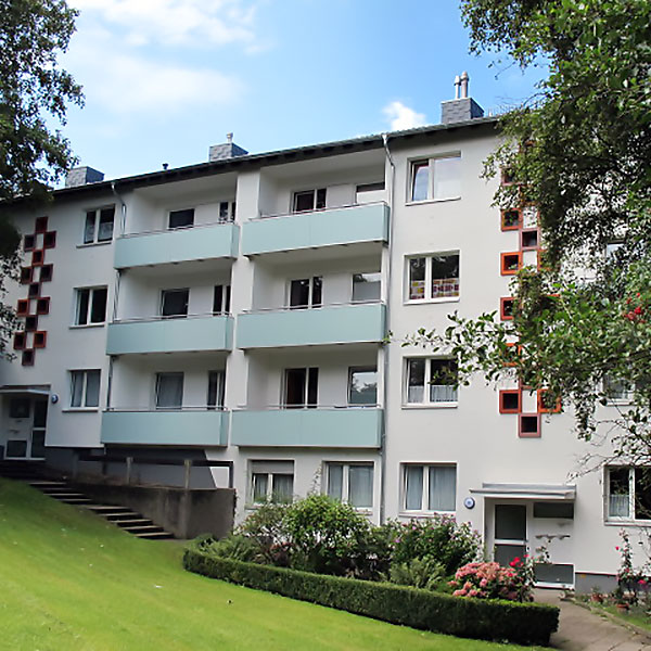 Mehrfamilienhaus mit neuen hellblauen Balkonbrüstungen