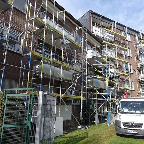 Baugerüst an der Fassade eines Mehrfamilienhauses