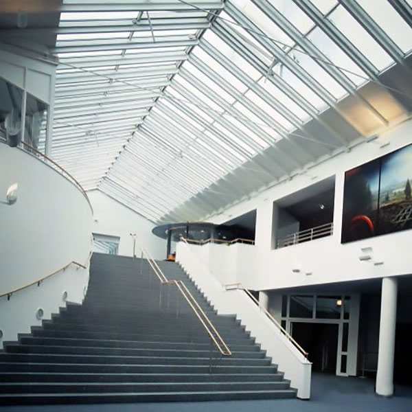 Große, lichtdurchflutete Eingangshalle mit breiter Treppe